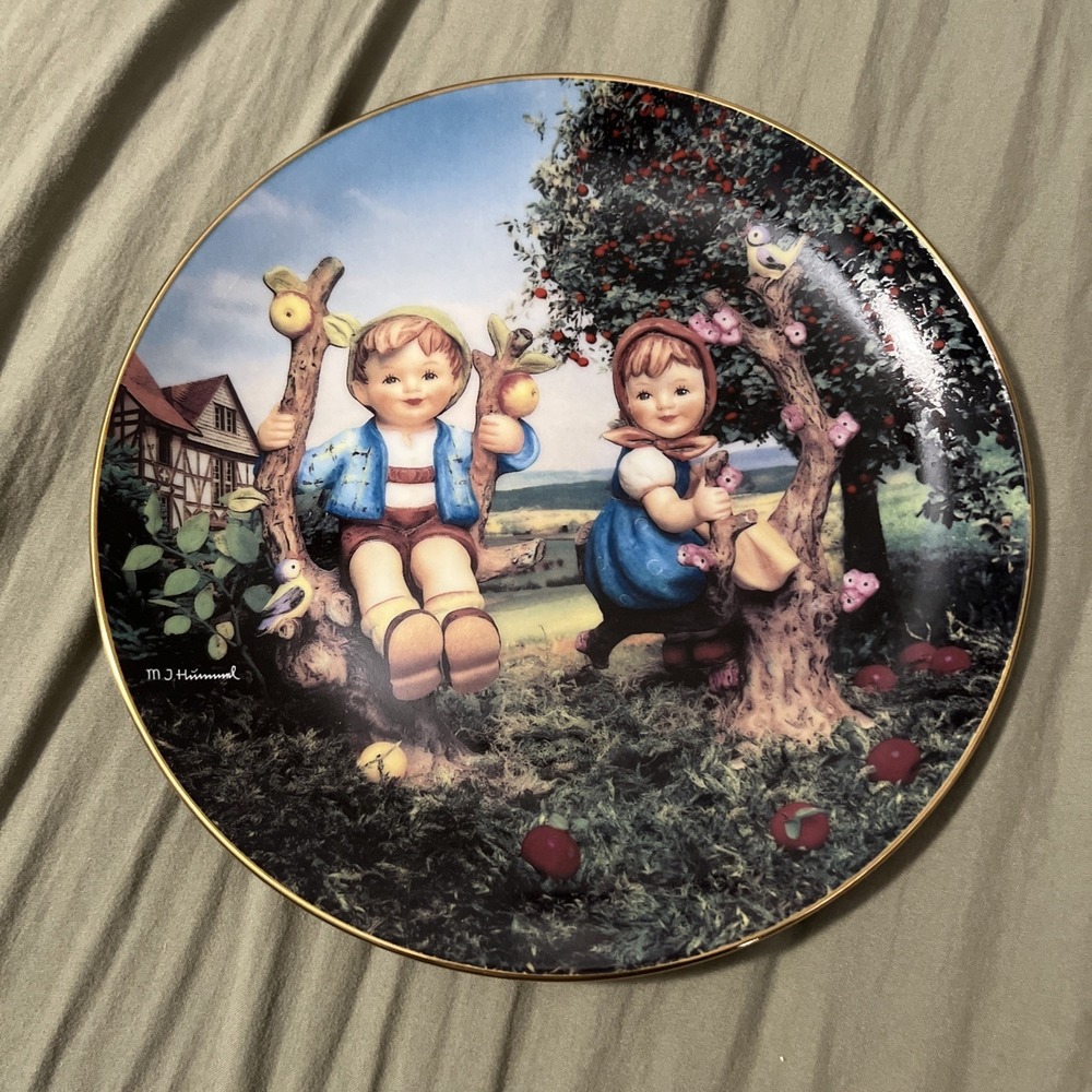 M J Hummel Collectible "Apple Tree Boy And Girl Plate "Little Companions"